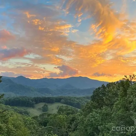 Chasing Sunsets: A Cozy 2-Bedroom Cabin In Smoky Mts With Stunning Mountain Views.